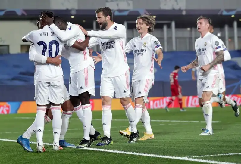 Un passo verso i quarti di finale di Champions League per il Real Madrid, che batte in casa per 3-1 il Liverpool. Fatica di più il Manchester City, che solo al 90' piega per 2-1 il Borussia Dortmund