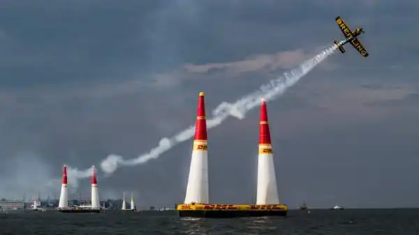 Hannes Arch ha estratto un coniglio dal cilindro conquistando una vittoria emozionante davanti a 130000 spettatori nella prima Red Bull Air Race mai tenutasi in Polonia.
