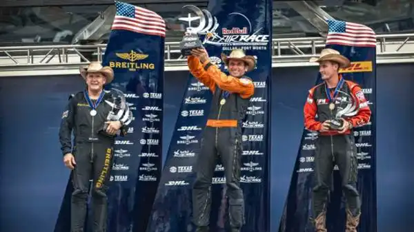 Il francese Nicolas Ivanoff ha vinto la Red Bull Air Race di sabato presso Fort Worth.