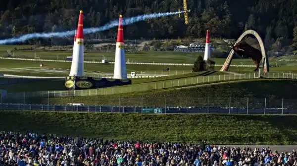 Nigel Lamb ha vinto domenica il Red Bull Air Race World Championship. Il britannico si è aggiudicato il titolo grazie ad un secondo posto nella finale disputata a Spielberg in Austria.