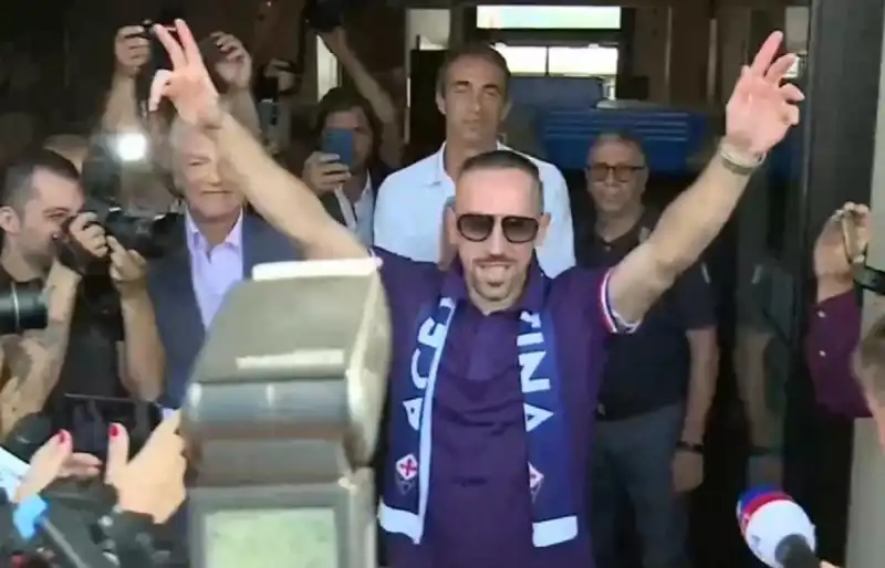 Delirio a Firenze, è arrivato Ribery: “Ho parlato con Toni”