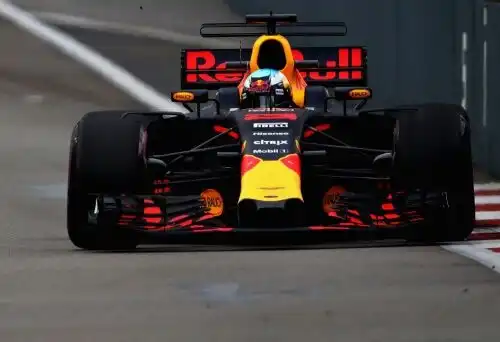 Singapore, Ricciardo davanti a Vettel