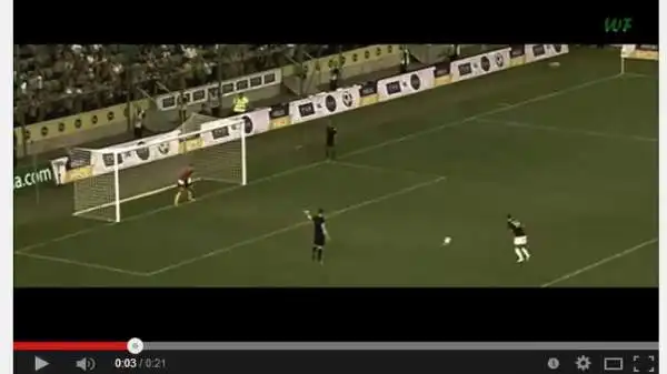 Incredibile rigore in Polonia: Maciek Adamiak ha beffato il portiere calciando dagli undici metri con il piede d'appoggio.