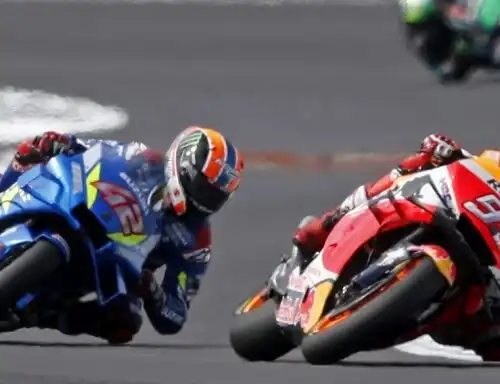 Rins beffa Marquez, paura per Dovizioso. Rossi giù dal podio