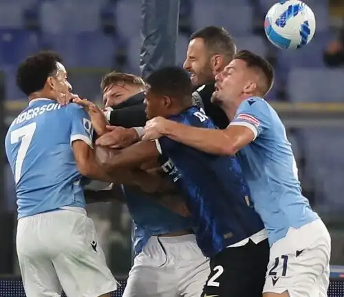Lazio-Inter a nervi tesi: Sarri vince in rimonta, rissa in campo