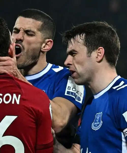 Robertson fa infuriare i calciatori dell’Everton: le immagini