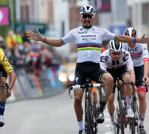 Alaphilippe festeggia e Roglic gli soffia la vittoria