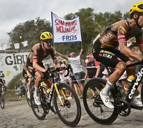 Prima botta al Tour de France, la subisce Primoz Roglic