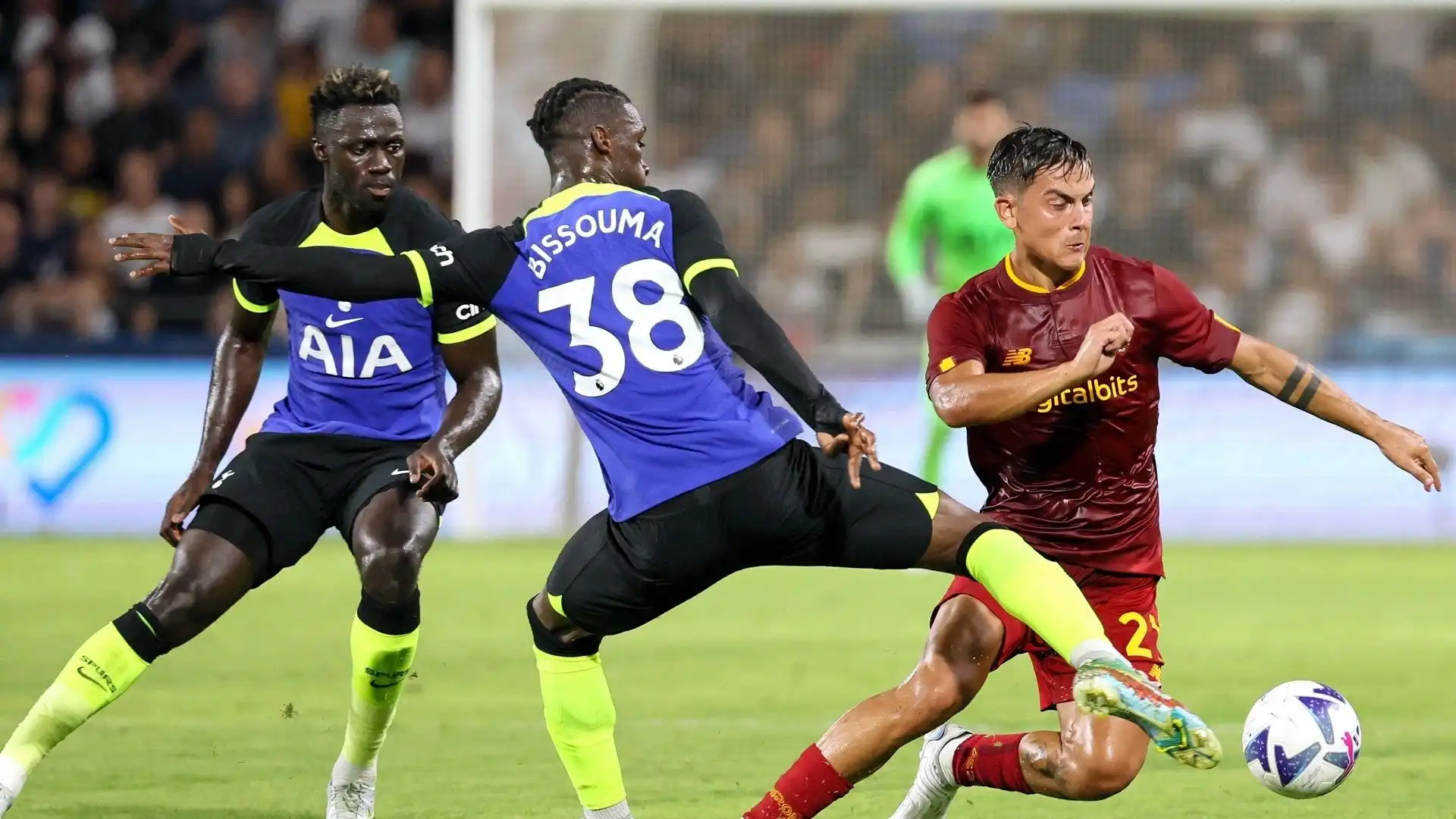 L'attaccante argentino firma l'assist per il gol di Ibanez, che permette alla squadra di Mourinho di piegare il Tottenham.