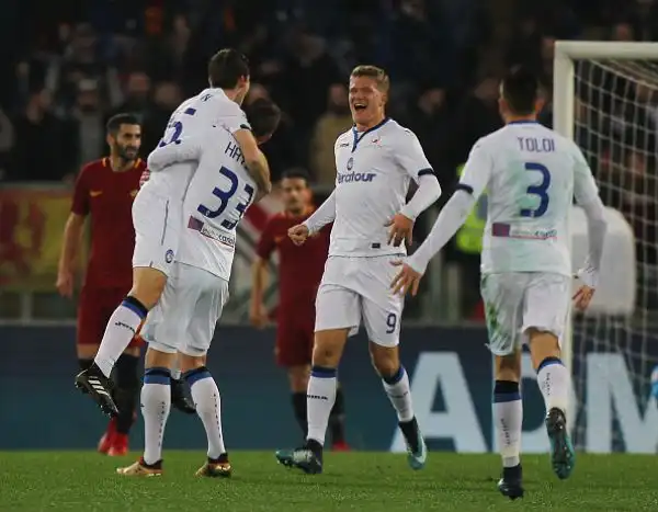 Inizio super degli orobici che vanno sul 2-0 con le reti di Cornelius e de Roon. Nella ripresa, con i nerazzurri in 10 per l'espulsione di De Roon, la roma accorcia con Dzeko ma non basta.