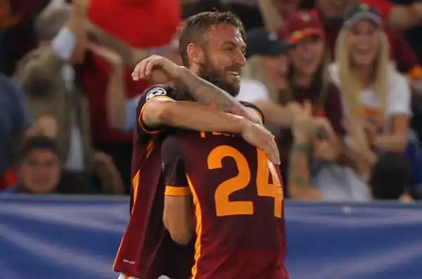 De Rossi 7. Uno schermo efficace davanti alla difesa, acchiappa tanti palloni, è fondamentale nel disinnescare il gioco offensivo dei catalani. Praticamente un quinto difensore.