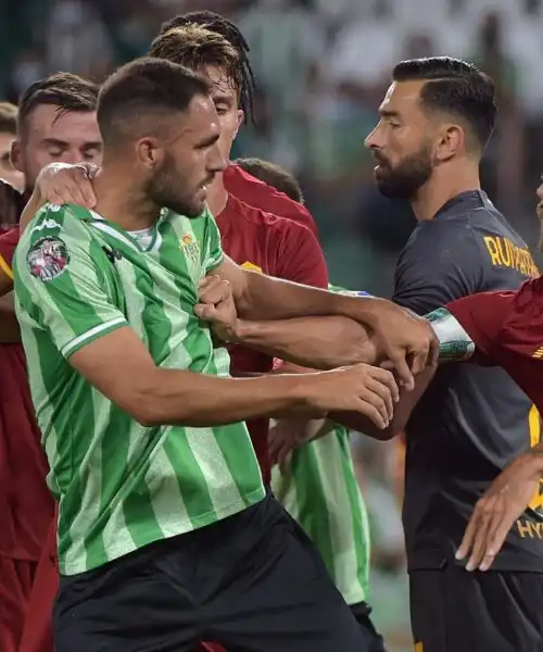 Roma-Betis, l’ultima volta finì tra risse e cartellini rossi. Le foto