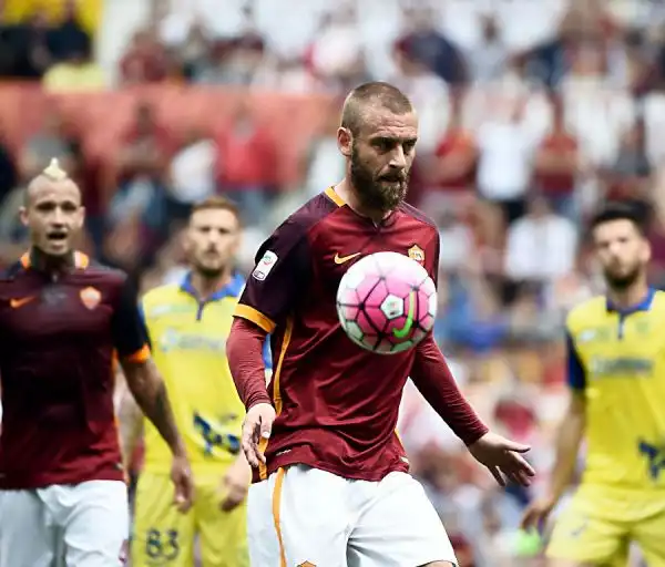 La Roma regala ai suoi quasi 60 mila tifosi un'ottima prestazione piegando il Chievo grazie alle reti nel primo tempo di Nainggolan e Rudiger ed al colpo del ko di Pjanic nel finale.