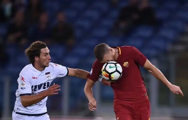 Vittoria di misura per la squadra di di Francesco contro i pitagorici grazie a un rigore di Perotti nel primo tempo.