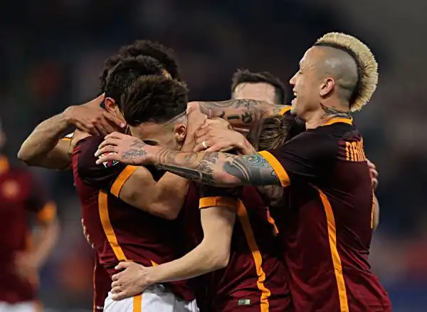Festa giallorossa all'Olimpico e terzo posto ora occupato in solitaria dai capitolini (a -5 dalla vetta). In gol El Shaarawy, Salah (doppietta) e Perotti, inutile il rigore di Ilicic.
