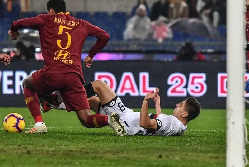Doppia rimonta al Genoa, regolato poi per 3-2: i giallorossi si rilanciano, a Prandelli non basta Piatek.