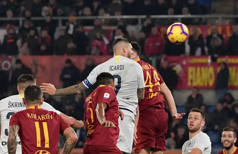 Partita show all'Olimpico, ma la classifica si muove piano sia per i nerazzurri che per i capitolini.