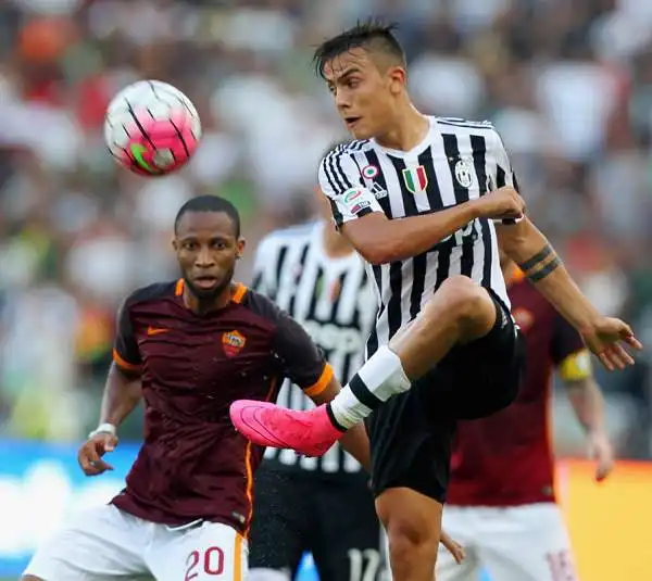 La Roma parte forte ma solo nella ripresa piega la Juve con una bella punizione di Pjanic e un gol di Dzeko, nel finale la reazione bianconera con Dybala.