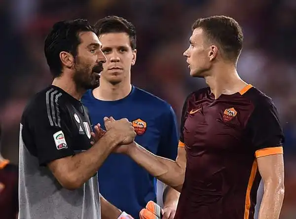 La Roma parte forte ma solo nella ripresa piega la Juve con una bella punizione di Pjanic e un gol di Dzeko, nel finale la reazione bianconera con Dybala.