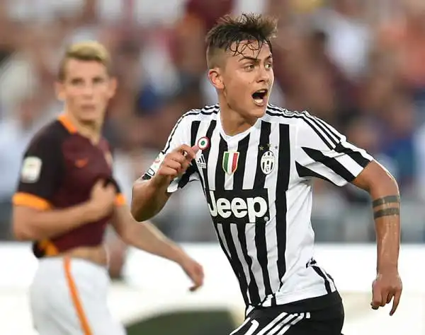 La Roma parte forte ma solo nella ripresa piega la Juve con una bella punizione di Pjanic e un gol di Dzeko, nel finale la reazione bianconera con Dybala.