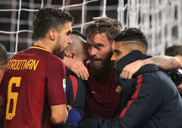 Dopo un primo tempo nervoso, nella ripresa la Roma sblocca il risultato con un rigore di Perotti e trova subito il raddoppio, con Nainggolan. Ai biancoelesti non basta un rigore di Immobile per riequi