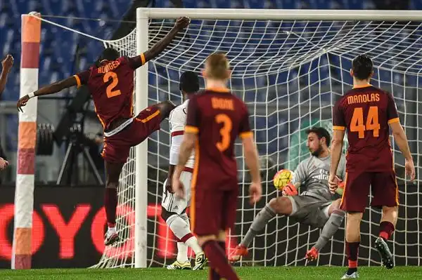 La Roma parte bene e passa in vantaggio con Rudiger sugli sviluppi di un calcio di punizione battuto da Pjanic, poi cresce il Milan che pareggia nella ripresa con Kucka.