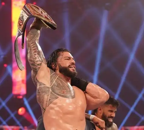 WWE, Roman Reigns resta Universal Champion