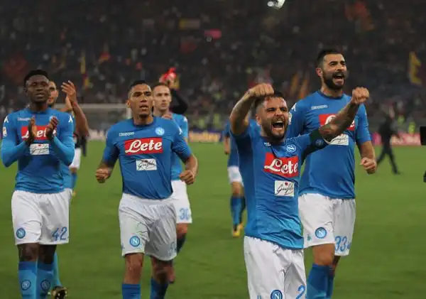 Serata da favola per il Napoli che vince il secondo anticipo dell'ottava giornata di serie A, 1-0 in casa della Roma, grazie ad un gol di Insigne, e vola a +5 in testa alla classifica.