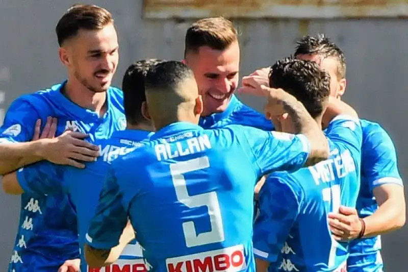 Per gli azzurri in gol Milik, Verdi, Mertens e Younes, di Perotti il gol romanista.