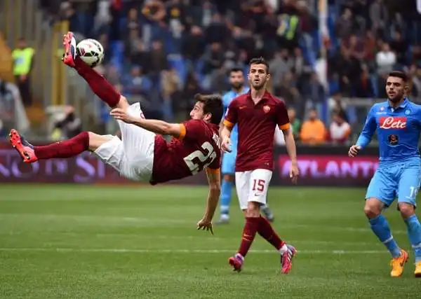 Riscatto Roma, Napoli nei guai. L’1-0 firmato Pjanic lancia la Roma al secondo posto. La qualificazione alla Champions si complica per gli azzurri.