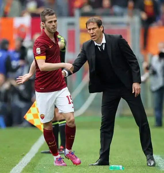 Riscatto Roma, Napoli nei guai. L’1-0 firmato Pjanic lancia la Roma al secondo posto. La qualificazione alla Champions si complica per gli azzurri.