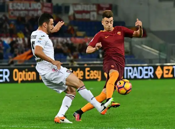 La Roma rispetta il pronostico e fa suo con facilità il posticipo della nona giornata con le reti di Dzeko, Salah, Parfedese ed El Shaarawy. Di Quaison il gol rosanero.