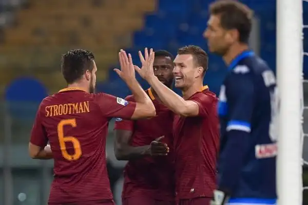 Importante e sofferta vittoria per la Roma che grazie a Dzeko e Perotti piega il Pescara riagganciando il Milan al secondo posto della classifica, a -4 dalla Juventus sconfitta a Genova.