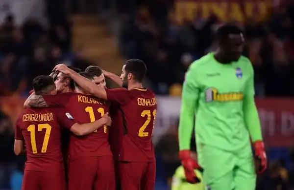 I giallorossi colpiscono nel primo tempo con Dzeko e Strootman, mentre nella ripresa centrano il tris con Pellegrini. Per i ferraresi Viviani prima sbaglia un rigore e poi segna su ribattuta.

