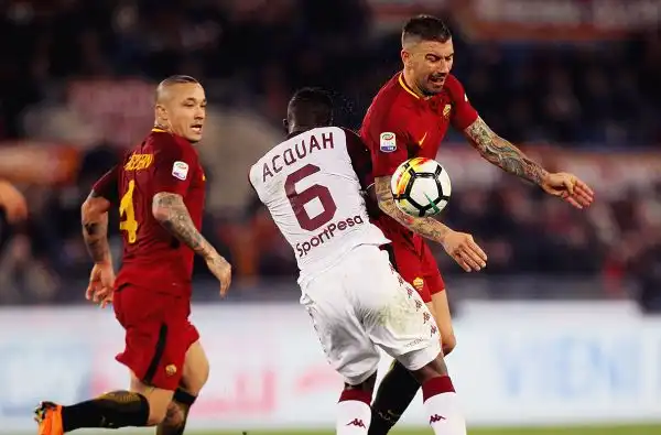 Dopo il commovente ricordo di Astori nel pre-gara, la squadra di Di Francesco dilaga nella ripresa con i gol di Manolas, De Rossi e Pellegrini.