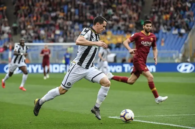 Un gol di Dzeko, su assist di El Shaarawy, regalal ai giallorossi la vittoria davanti al proprio pubblico.