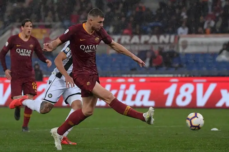 Un gol di Dzeko, su assist di El Shaarawy, regalal ai giallorossi la vittoria davanti al proprio pubblico.