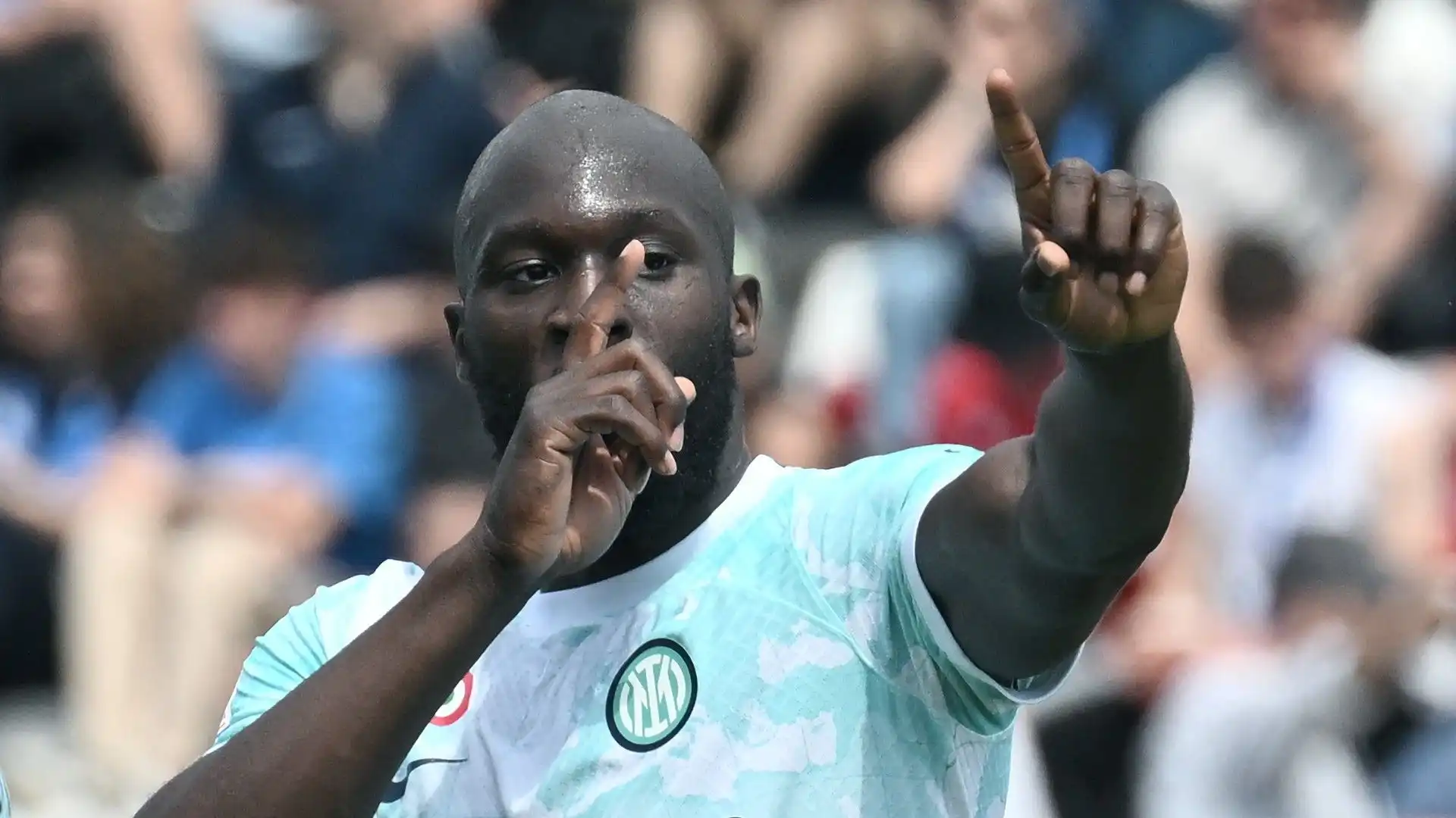 Romelu Lukaku zittisce tutti: le immagini della strana esultanza
