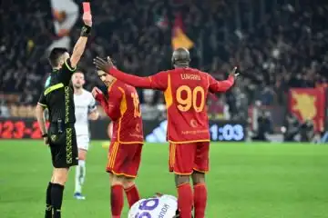 Lukaku gol ed espulsione, la Roma pareggia in 9 con la Fiorentina, Dybala ancora ko