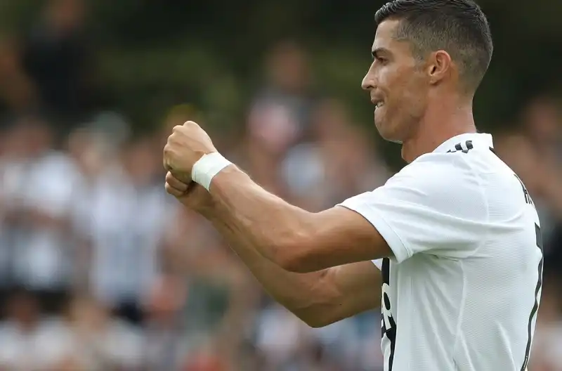 Tra selfie, sorrisi e autografi, Ronaldo lascia subito il segno andando in gol nella tradizionale amichevole tra Juve A e Juve B a Villar Perosa, vinta 5-0 dalla prima squadra.