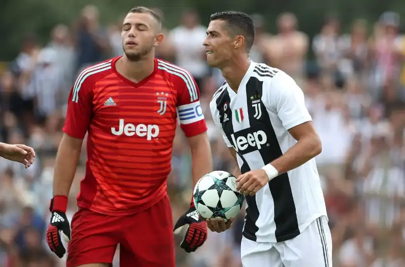 Tra selfie, sorrisi e autografi, Ronaldo lascia subito il segno andando in gol nella tradizionale amichevole tra Juve A e Juve B a Villar Perosa, vinta 5-0 dalla prima squadra.