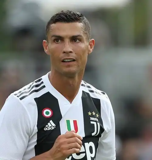 Cristiano Ronaldo firma autografi per 10 minuti