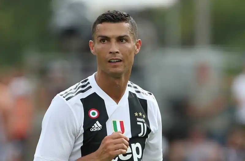 Cristiano Ronaldo firma autografi per 10 minuti