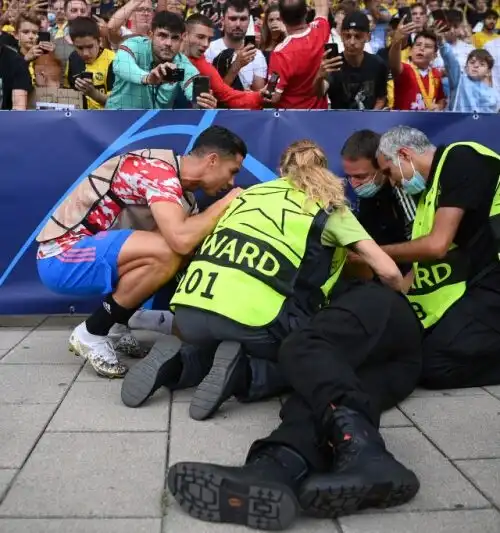 Cristiano Ronaldo manda ko… uno steward