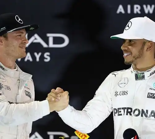 Nico Rosberg sta con Lewis Hamilton