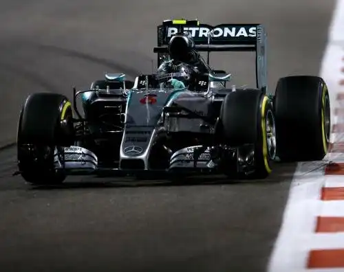 Ultima pole a Rosberg, disastro Vettel