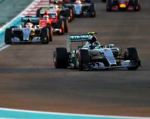 Rosberg straccia Hamilton e le Ferrari