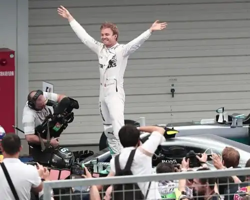 Rosberg dice 33, Ferrari giù dal podio