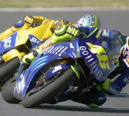 Welkom, 2004. Valentino Rossi batte Max Biaggi e si commuove