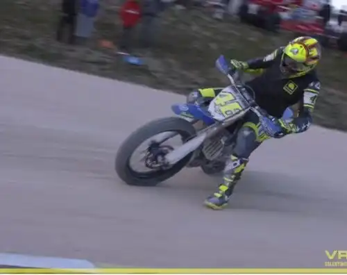 Rossi cade ma festeggia